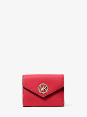 MK Portefeuille enveloppe à trois volets Carmen de taille moyenne en cuir saffiano - CRAMOISI(ROUGE) - Michael Kors