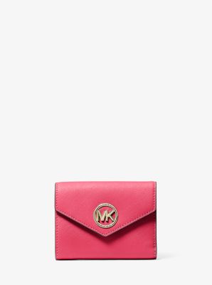 MK Portefeuille enveloppe à trois volets Carmen de taille moyenne en cuir saffiano - RUBIN RED - Michael Kors