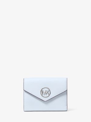 MK Portefeuille enveloppe à trois volets Carmen de taille moyenne en cuir saffiano - SOFT SKY - Michael Kors