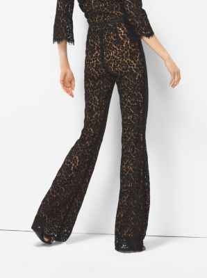 Pantalon &eacute;vas&eacute; en dentelle florale