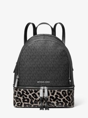 Sac &agrave; dos Rhea de taille moyenne en poil de vachette &agrave; imprim&eacute; l&eacute;opard avec logo in NOIR | Michael Kors