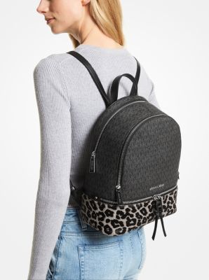 Sac &agrave; dos Rhea de taille moyenne en poil de vachette &agrave; imprim&eacute; l&eacute;opard avec logo in NOIR | Michael Kors