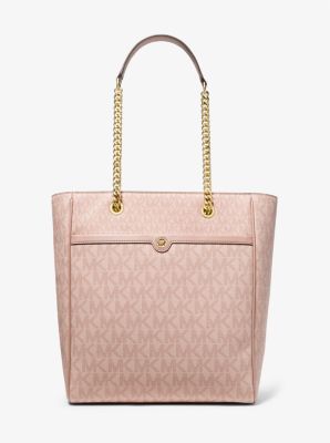 A closer look at Michael Kors tote bag 