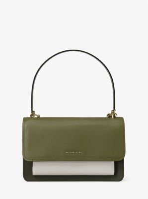 MK Schultertasche Claire Large Aus Leder In Blockfarben - Grün