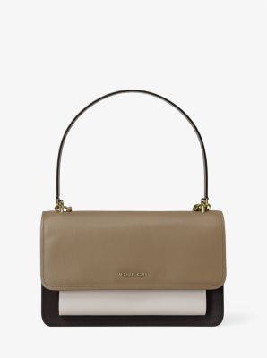 MK Schultertasche Claire Large Aus Leder In Blockfarben - Natur