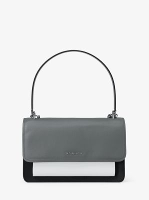 MK Schultertasche Claire Large Aus Gekrispeltem Leder In Blockfarben - Grau