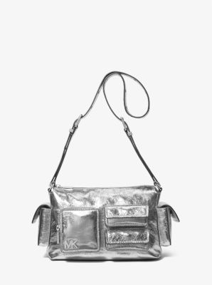 MK Schultertasche Dakota Medium Aus Leder In Metallic-Krakelee-Optik - Silberton