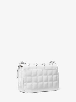 Petit sac &agrave; &eacute;paule Soho en cuir verni matelass&eacute; et clout&eacute;