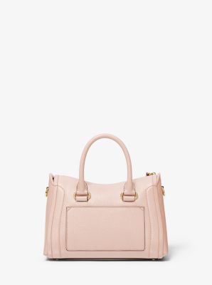 Bolso satchel Carine pequeño de piel granulada con tachuelas in ROSA CLARO | Michael Kors