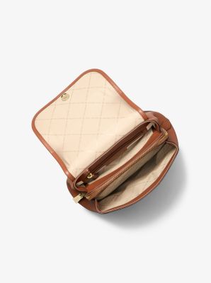 Mochila Harrison mediana de piel saffiano in LUGGAGE | Michael Kors