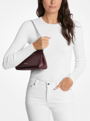 Pochette Carmine de taille moyenne en cuir