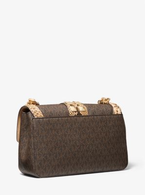 Bolso de hombro SoHo grande de piel con motivo de serpiente en relieve, tachuelas y logotipos in CAMEL | Michael Kors