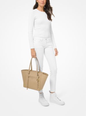 Sac fourre-tout Carine de taille moyenne en cuir grain&eacute; clout&eacute;