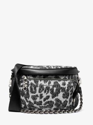 Sling-Tasche Slater Medium mit Leopardenmuster und Logo image number 0