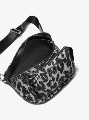 Sling-Tasche Slater Medium mit Leopardenmuster und Logo image number 1