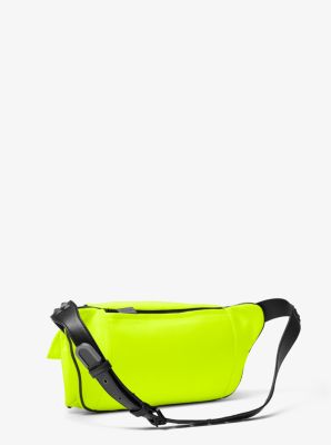 Grand sac-ceinture Olivia en satin fluorescent image number 2