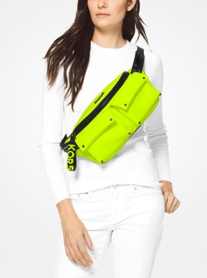 Grand sac-ceinture Olivia en satin fluorescent image number 3