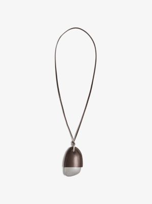 Collar con colgante envuelto en peltre y piel