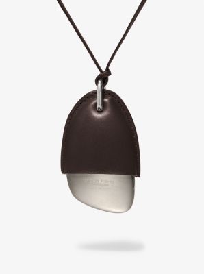 Collar con colgante envuelto en peltre y piel