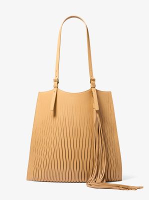 Bolso Marianne estilo market en piel perforada