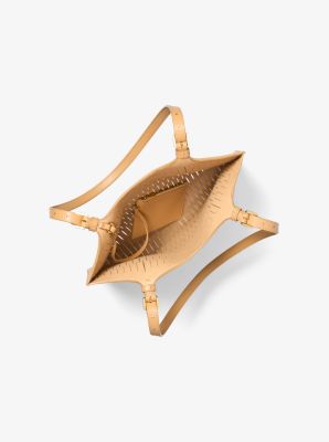 Bolso Marianne estilo market en piel perforada