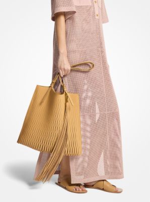 Bolso Marianne estilo market en piel perforada