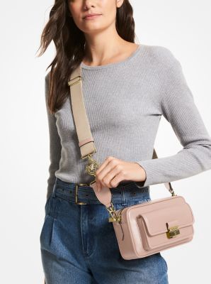 激安+関税込★Michael Kors★Bradshaw Medium Camera Bag Bradshaw Medium Leather Camera Bag | Michael Kors [US]