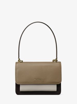 MK Umhängetasche Claire Small Aus Leder In Blockfarben - Natur