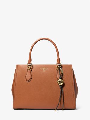 Taschenanhänger mit Initiale im Goldton und gesprenkelten Bändern