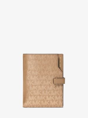 Reisebrieftasche Jet Set mit Signature-Logomuster in Metallic-Optik image number 0