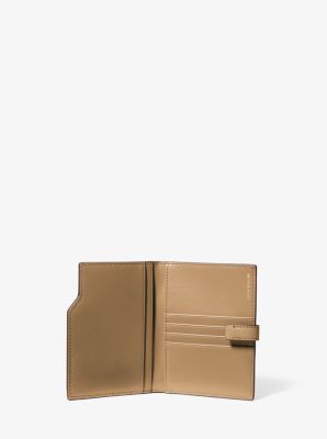 Reisebrieftasche Jet Set mit Signature-Logomuster in Metallic-Optik image number 1