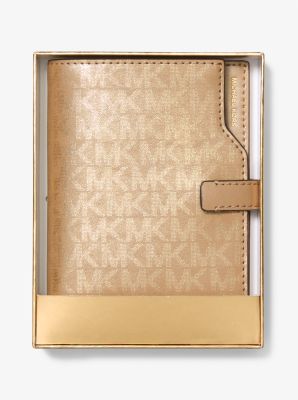 Reisebrieftasche Jet Set mit Signature-Logomuster in Metallic-Optik image number 2