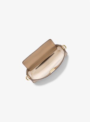 Wandelbare Pochette Bryant Small mit Signature-Logomuster in Metallic-Optik