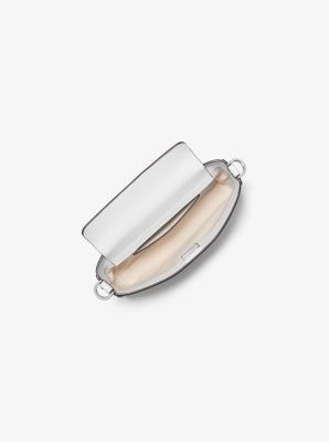 Wandelbare Pochette Bryant Small mit Signature-Logomuster in Metallic-Optik image number 1