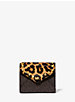 Portefeuille enveloppe de taille moyenne à logo et à imprimé léopard image number 0