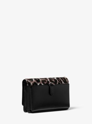 Sac &agrave; bandouli&egrave;re convertible en poils de veau &agrave; imprim&eacute; l&eacute;opard et en cuir