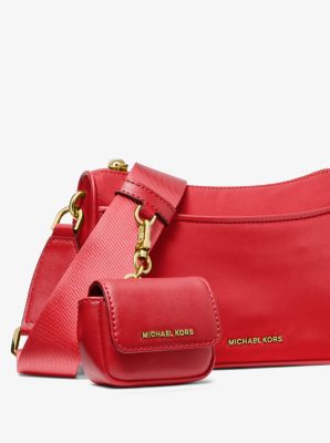 Sac à bandoulière en nylon Jet Set de taille moyenne avec étui pour AirPods Pro® d'Apple in ROUGE LACQUÉ | Michael Kors