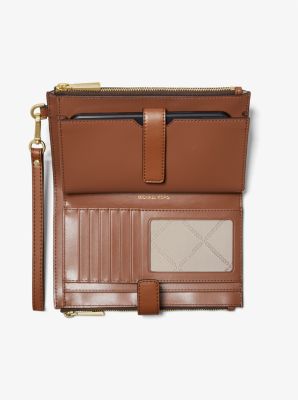 Smartphone-Brieftasche Jet Set Large mit Signature-Logomuster und Streifen image number 1