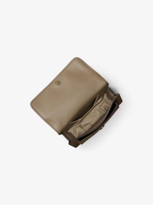 Kis m&eacute;retű, jellegzetes log&oacute;mint&aacute;s Claire keresztp&aacute;ntos t&aacute;ska in H&Eacute;J | Michael Kors