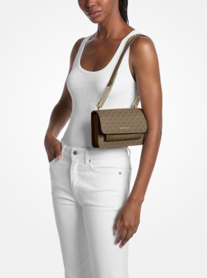 Kis m&eacute;retű, jellegzetes log&oacute;mint&aacute;s Claire keresztp&aacute;ntos t&aacute;ska in H&Eacute;J | Michael Kors