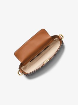 Wandelbare Pochette Bryant Small mit Signature-Logomuster image number 1