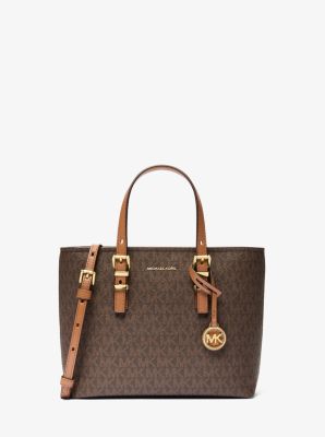 Wandelbare Umh&auml;ngetasche Quinn Small mit Signature-Logomuster in BRN/EICHELBR | Michael Kors