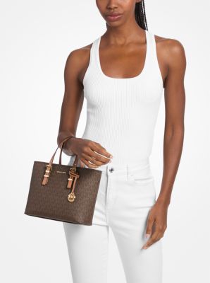 Wandelbare Umh&auml;ngetasche Quinn Small mit Signature-Logomuster in BRN/EICHELBR | Michael Kors