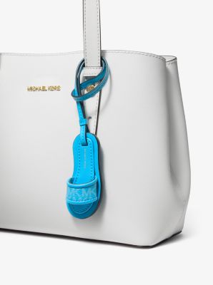 Ciondolo da borsa con sandalo firmato in BLU MILOS | Michael Kors
