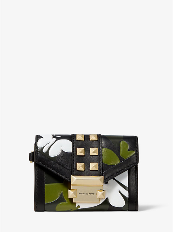 Petit portefeuille Whitney en cuir à motif camouflage à papillons et à chaîne image number 0