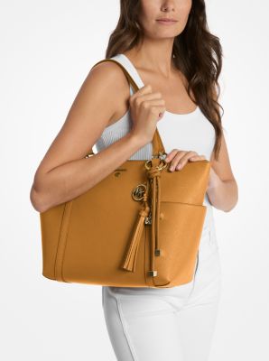 Taschenanhänger im Goldton mit Bändern