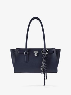 Taschenanhänger im Silberton mit gesprenkelten Bändern