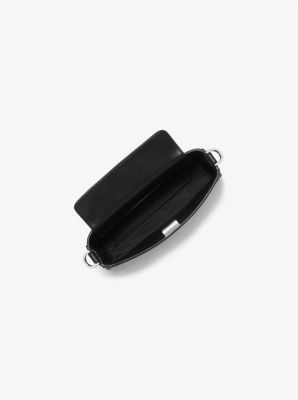 Wandelbare Pochette Bryant Small mit Signature-Logomuster image number 1