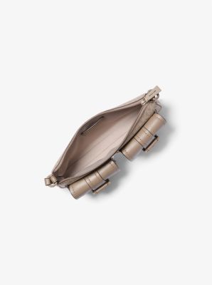 Wandelbare Pochette Zoe Small mit Signature-Logomuster image number 1