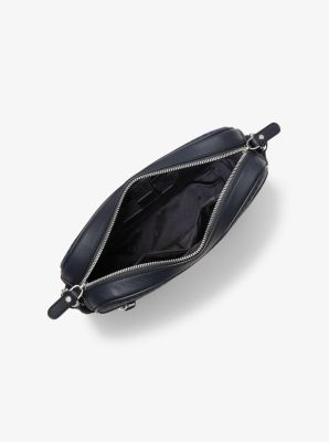 Funda para c&aacute;mara Hudson a rayas con logotipo in CHAMBRAY | Michael Kors